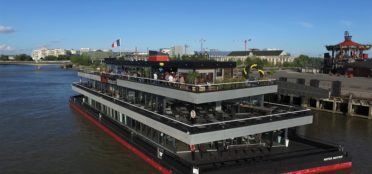 https://www.levrettecafe.fr/wp-content/uploads/2021/05/Levrette_cafe_barge.jpg