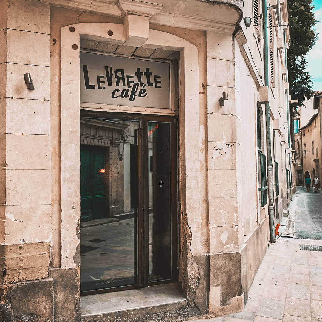 Devanture du Levrette Café Nîmes